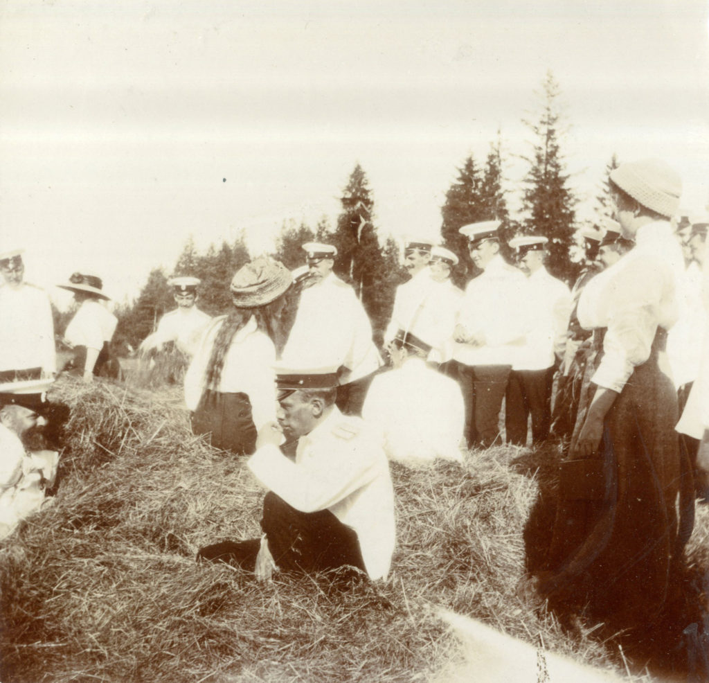 Grand Duchess Tatiana Romanov in the Finnish skerries with some officers. 